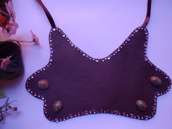 Maxicolar babador em courano marrom e 4 cabochões unakita