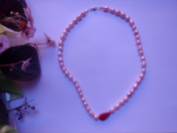 Colar de pérolas rosa bebê c/coral e acab.folheado a prata