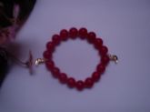 Pulseira de jade tingida de pink c/pingentes folheados aouro