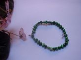 Pulseira de pérolas verdes escuras c/pingentes folhead prata