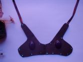 Maxicolar babador em courano marrom e2cabochões jade ametist