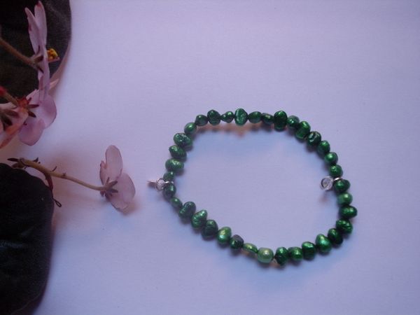 Pulseira de pérolas verdes escuras c/pingentes folhead prata
