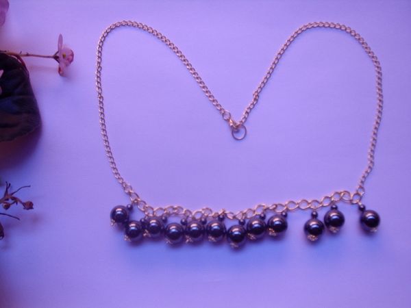 colar com correntes folheadas a ouro e hematitas grandes