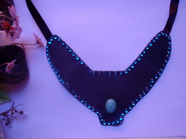 Maxicolar babador em courano preto com cabochão de turquesa
