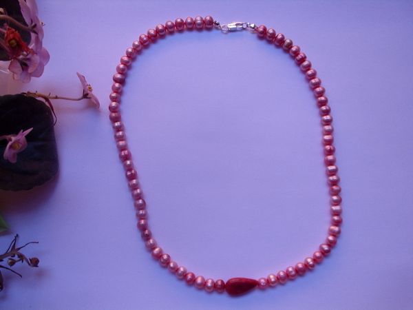 Colar de pérolas rosa antique c/coral eacab.folheado a prata