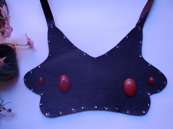 Maxicolar babador em courano marrom e4 cabochões jade laranj