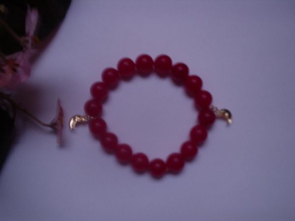 Pulseira de jade tingida de pink c/pingentes folheados aouro