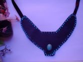 Maxicolar babador em courano preto com cabochão de turquesa