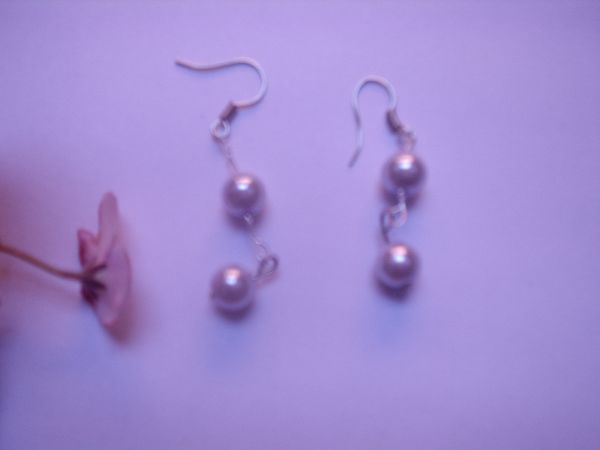Brincos de pérolas artificiais lilás